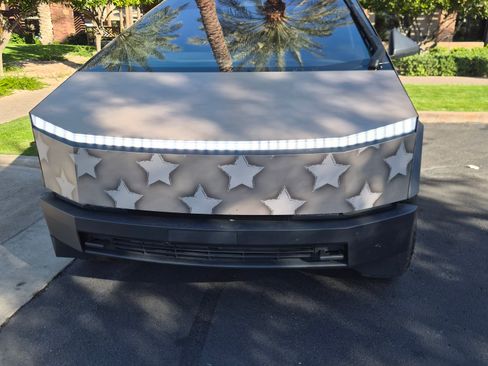 Used 2024 Tesla Cybertruck AWD Crew Cab image 4