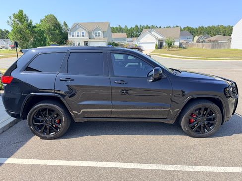 Used 2018 Jeep Grand Cherokee Altitude AWD/4WD image 4