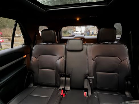 Used 2016 Ford Explorer XLT w/ Equipment Group 202A image 12