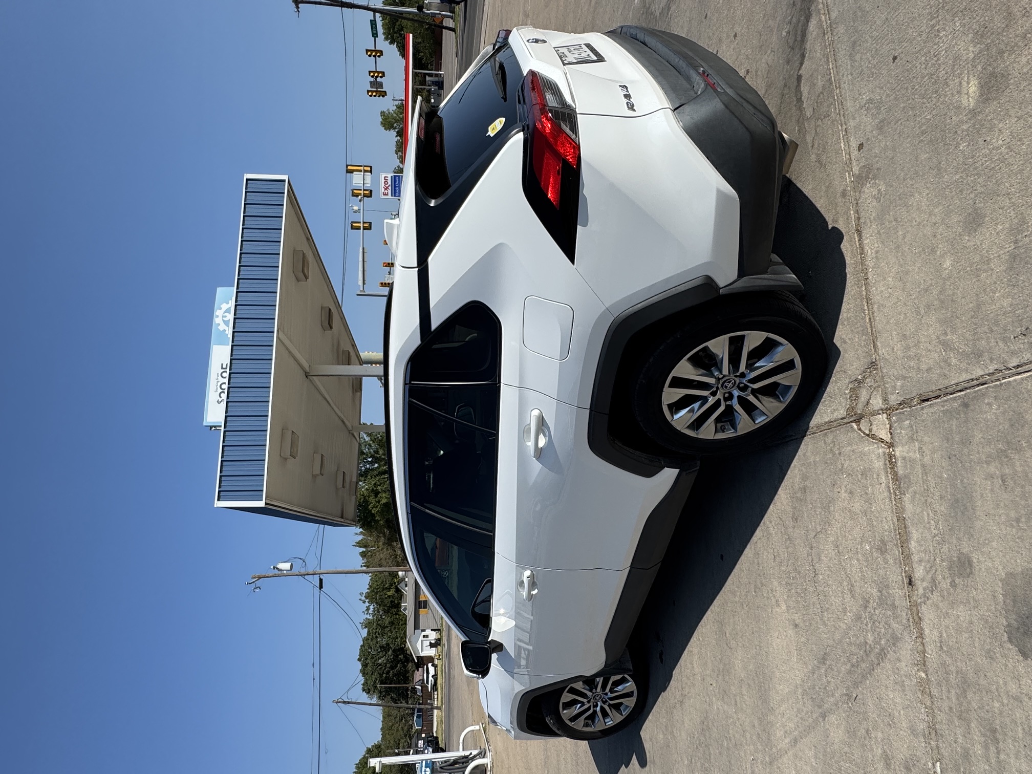 Used 2019 Toyota RAV4 XLE Premium FWD image 11