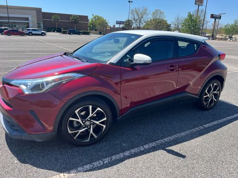 Used 2018 Toyota C-HR XLE image 2