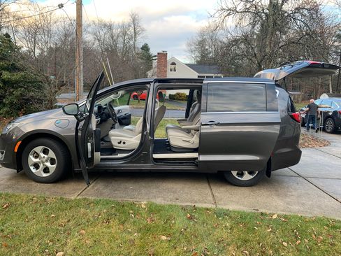 Used 2018 Chrysler Pacifica Touring Plus image 8