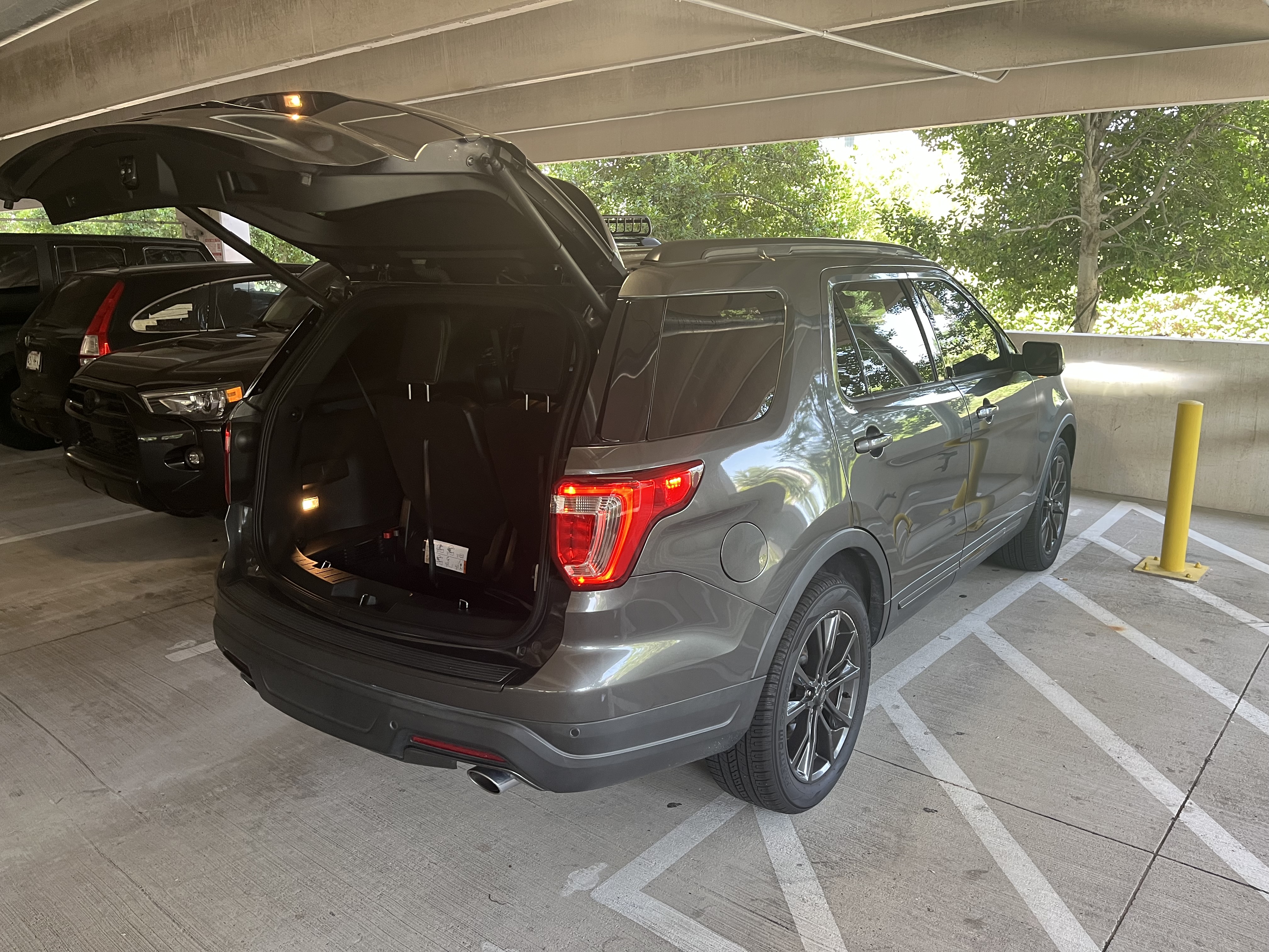 Used 2018 Ford Explorer XLT w/ Equipment Group 202A FWD image 26