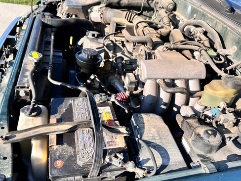 Used 2000 Toyota Tacoma 4x4 Regular Cab image 2