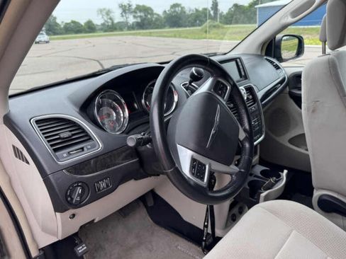 Used 2013 Chrysler Town & Country Touring image 4