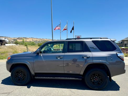 Used 2021 Toyota 4Runner TRD Off-Road Premium w/ Moonroof Package AWD/4WD image 4
