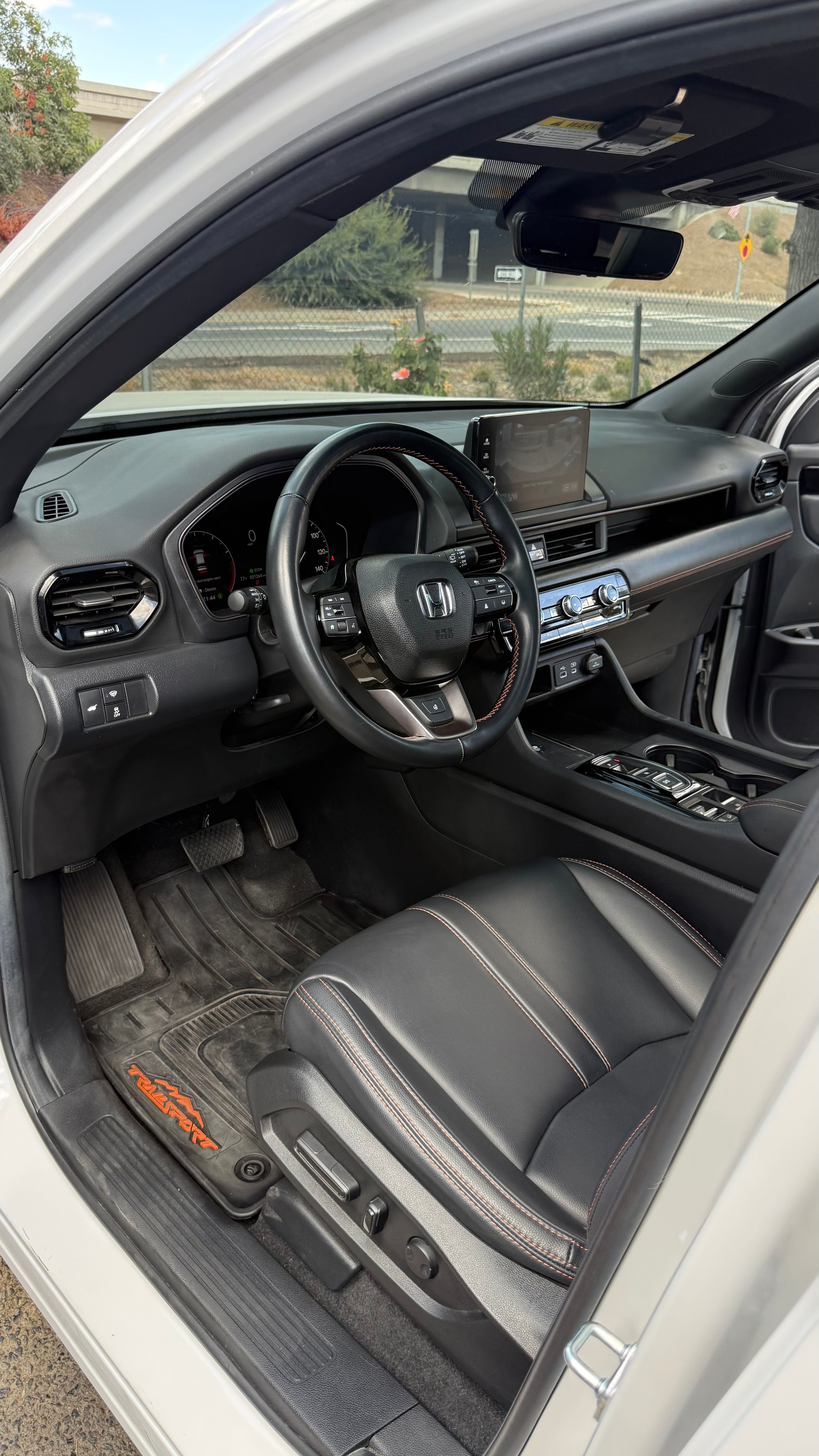 Used 2025 Honda Pilot TrailSport image 23