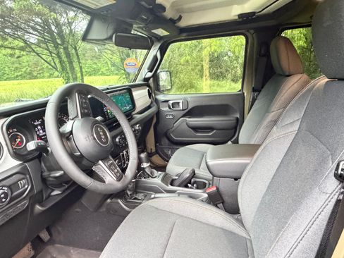Used 2025 Jeep Gladiator Sport AWD/4WD image 24