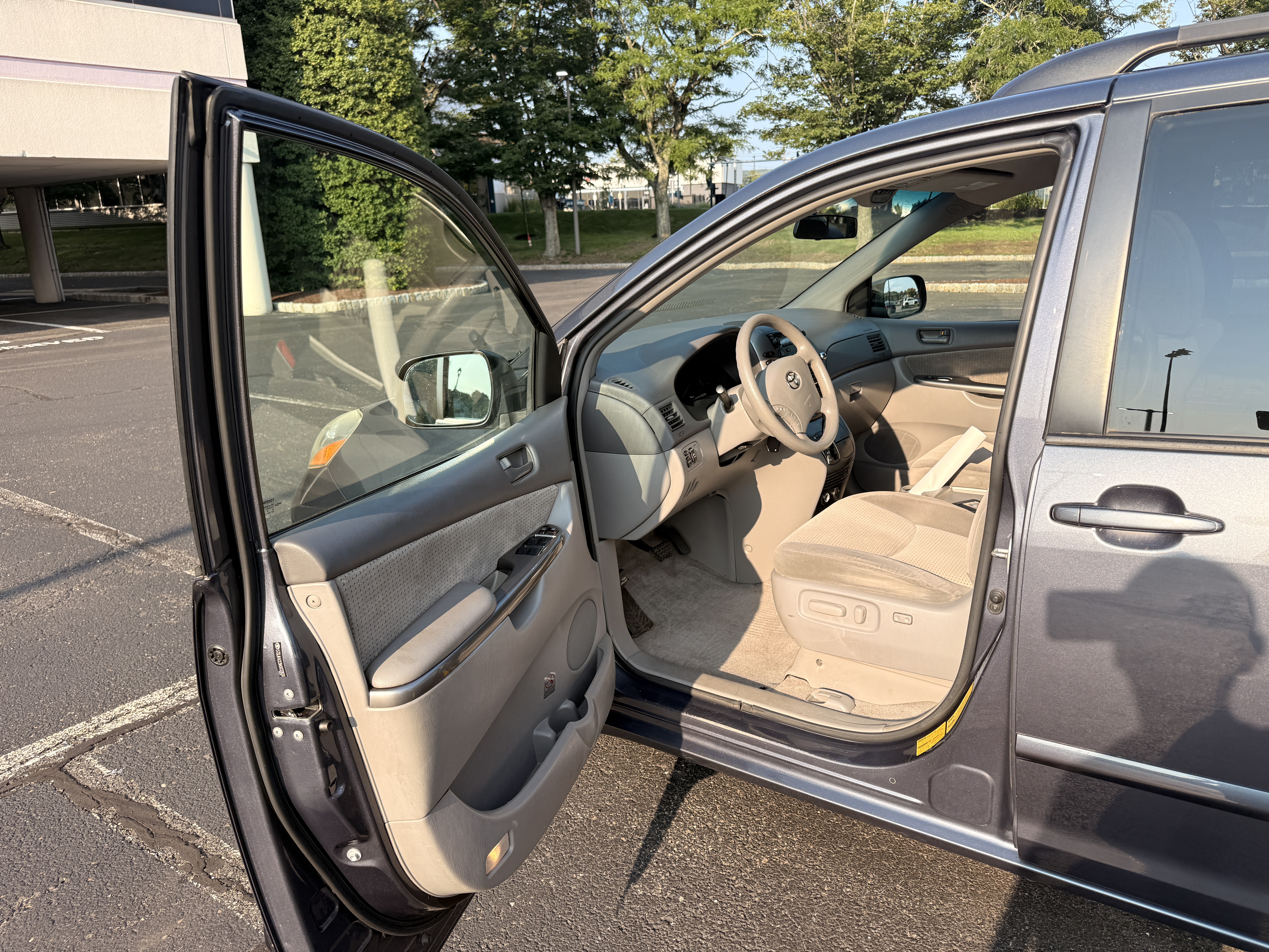 Used 2010 Toyota Sienna LE AWD/4WD image 6