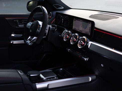 Used 2021 Mercedes-Benz GLB 35 AMG 4MATIC image 9