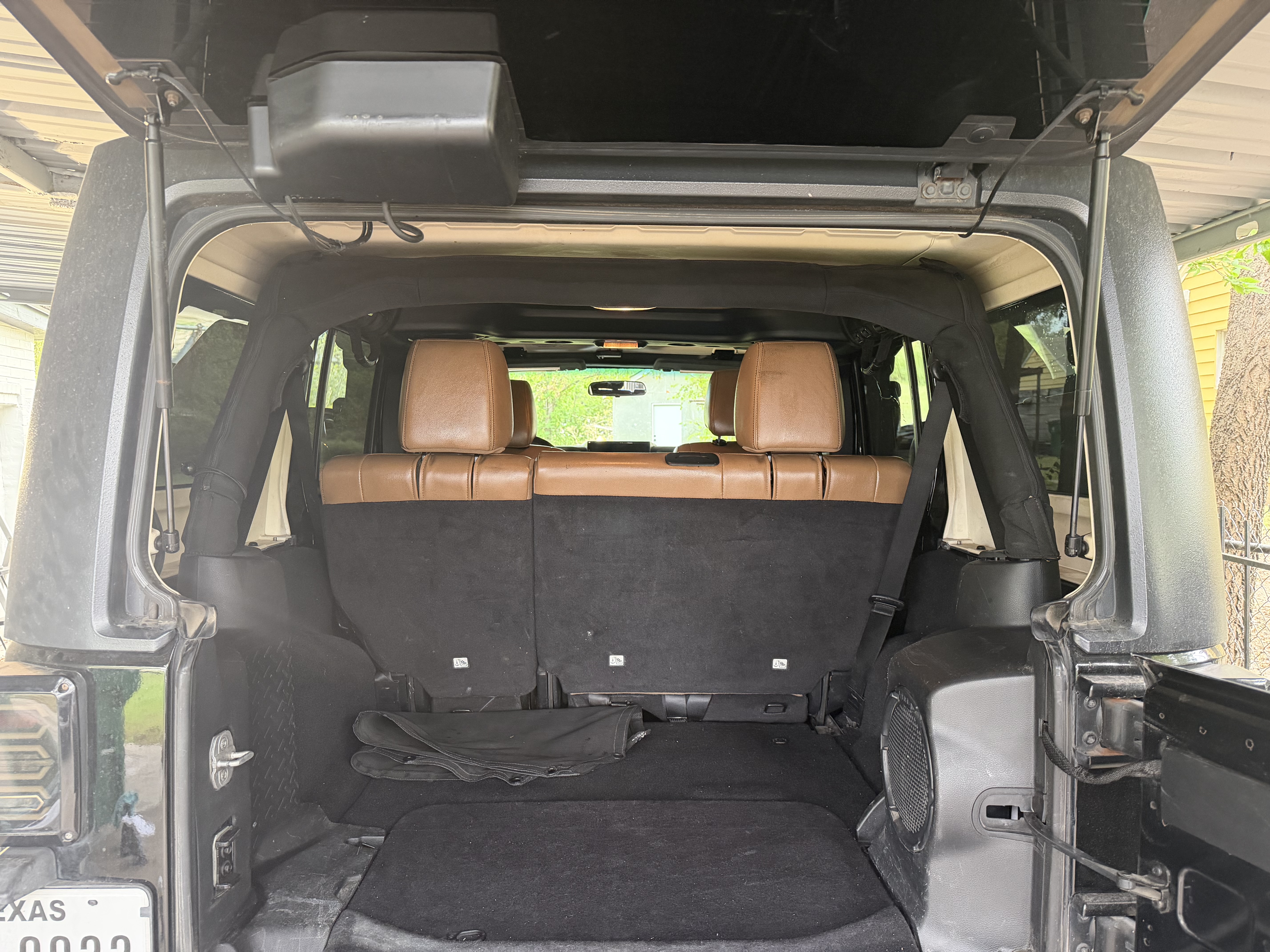 Used 2011 Jeep Wrangler Unlimited Rubicon w/ Connectivity Group AWD/4WD image 8