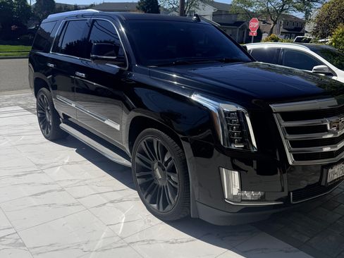Used 2015 Cadillac Escalade Luxury AWD/4WD image 4