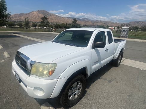 Used 2007 Toyota Tacoma PreRunner image 2