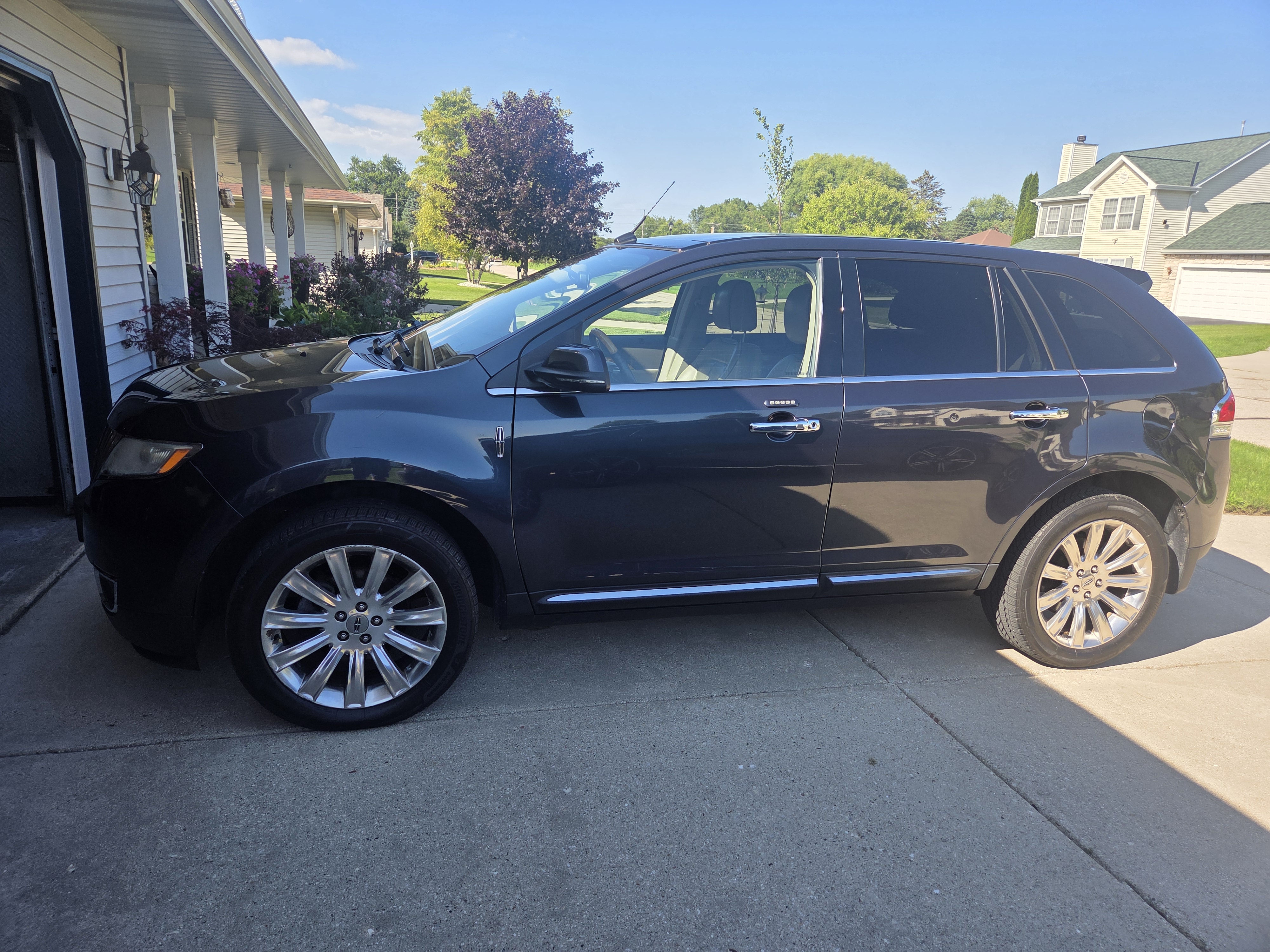 Used 2013 Lincoln MKX AWD image 1