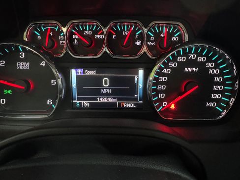 Used 2018 Chevrolet Suburban Premier image 32