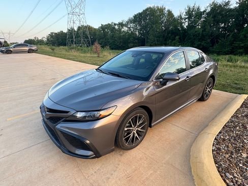 Used 2022 Toyota Camry SE FWD image 2