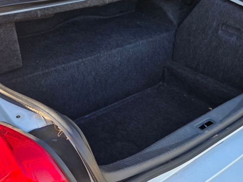 Used 2008 Lincoln Town Car Signature Limited image 17