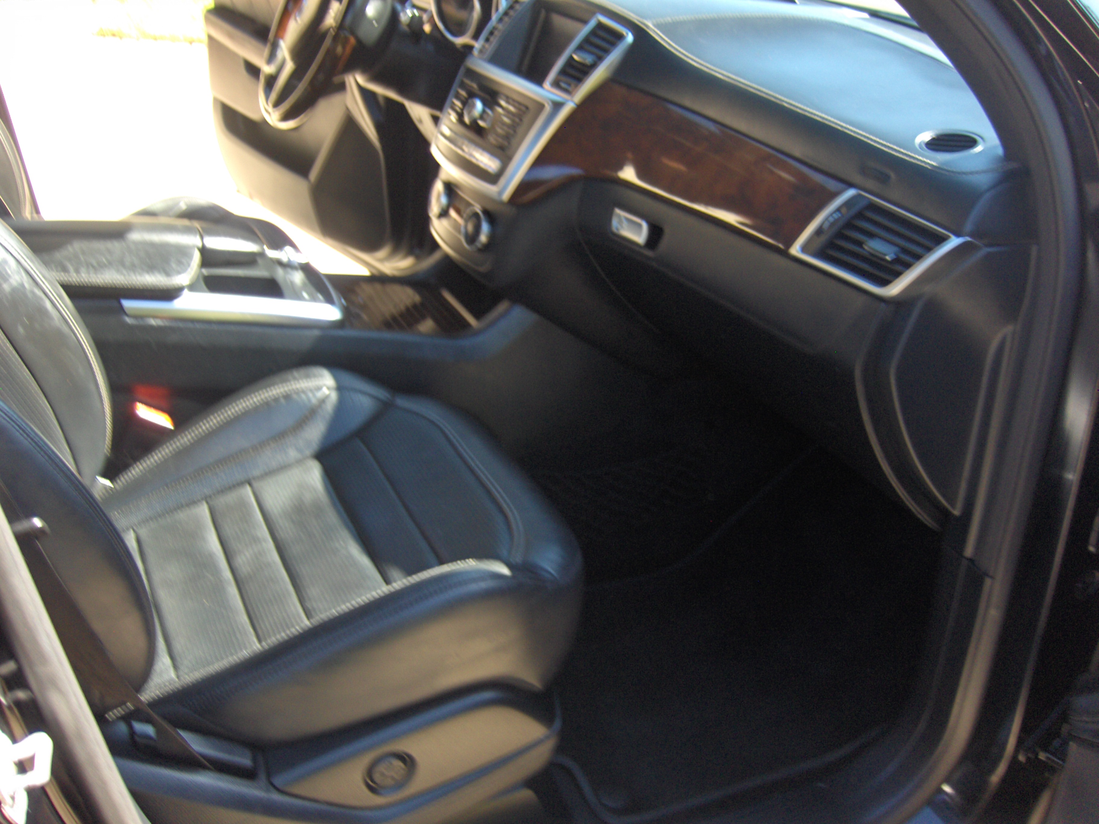 Used 2015 Mercedes-Benz ML 63 AMG 4MATIC w/ Driver Assistance Package image 13