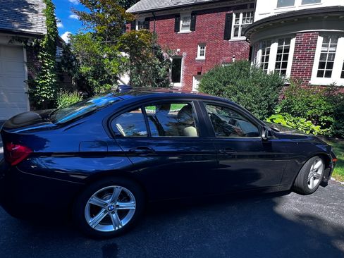 Used 2014 BMW 320i xDrive Sedan AWD/4WD image 2