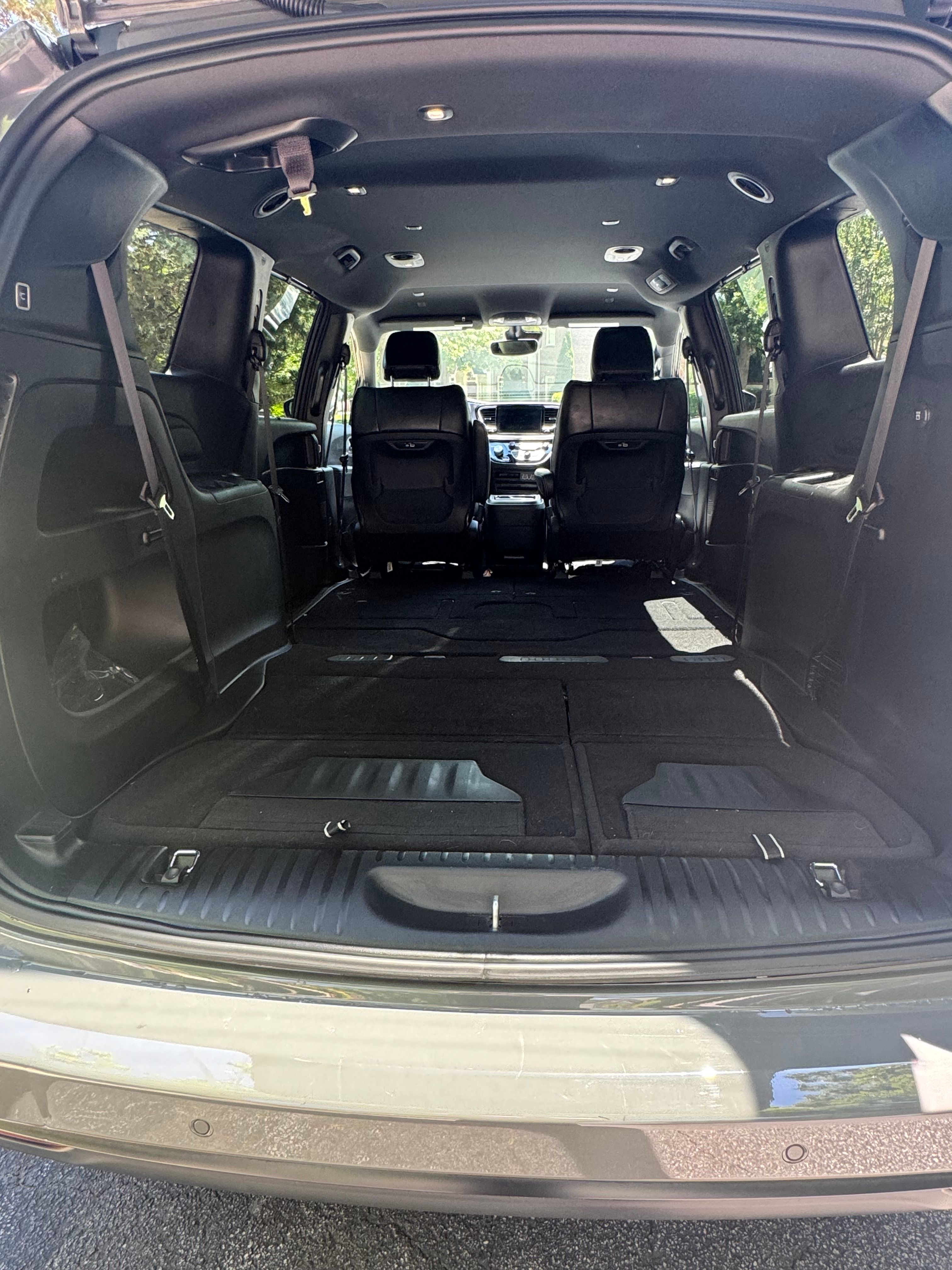Used 2023 Chrysler Pacifica Touring-L w/ S Appearance Package FWD image 15