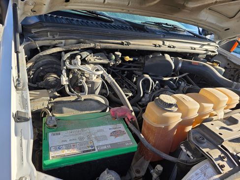 Used 2005 Ford Excursion XLT image 2