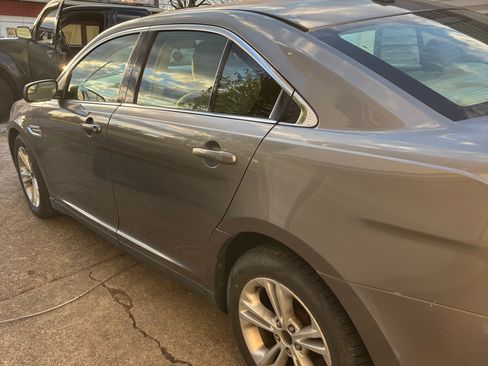 Used 2014 Ford Taurus SE image 9