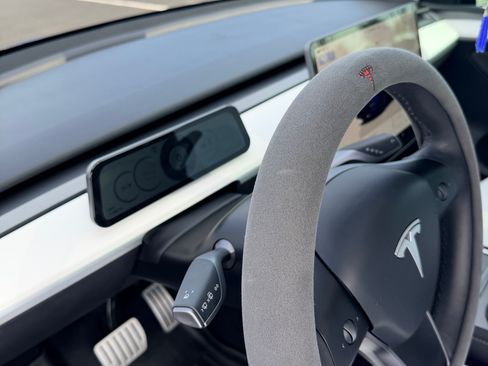 Used 2025 Tesla Model Y Performance image 6