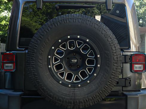 Used 2017 Jeep Wrangler Unlimited Sahara AWD/4WD image 9