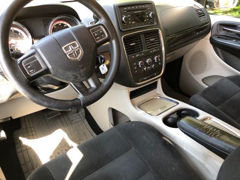 Used 2016 Dodge Grand Caravan SXT image 9