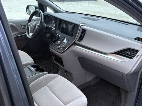 Used 2015 Toyota Sienna LE image 6