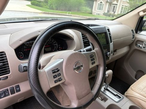 Used 2014 Nissan Frontier SV w/ SV Value Truck Package RWD image 9