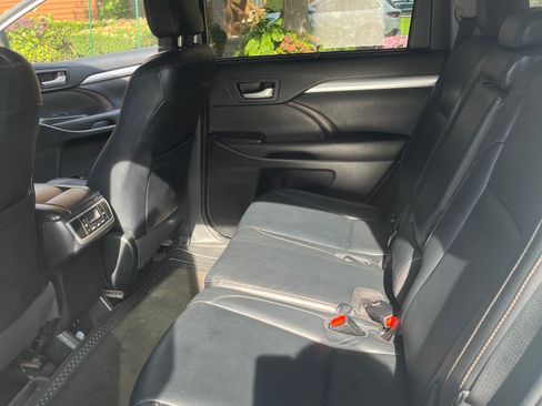 Used 2017 Toyota Highlander XLE image 11