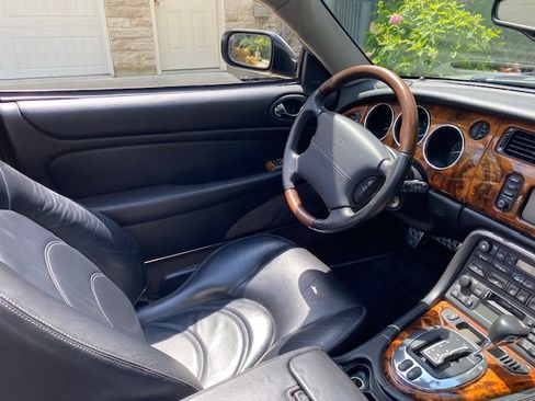 Used 2005 Jaguar XK R image 9