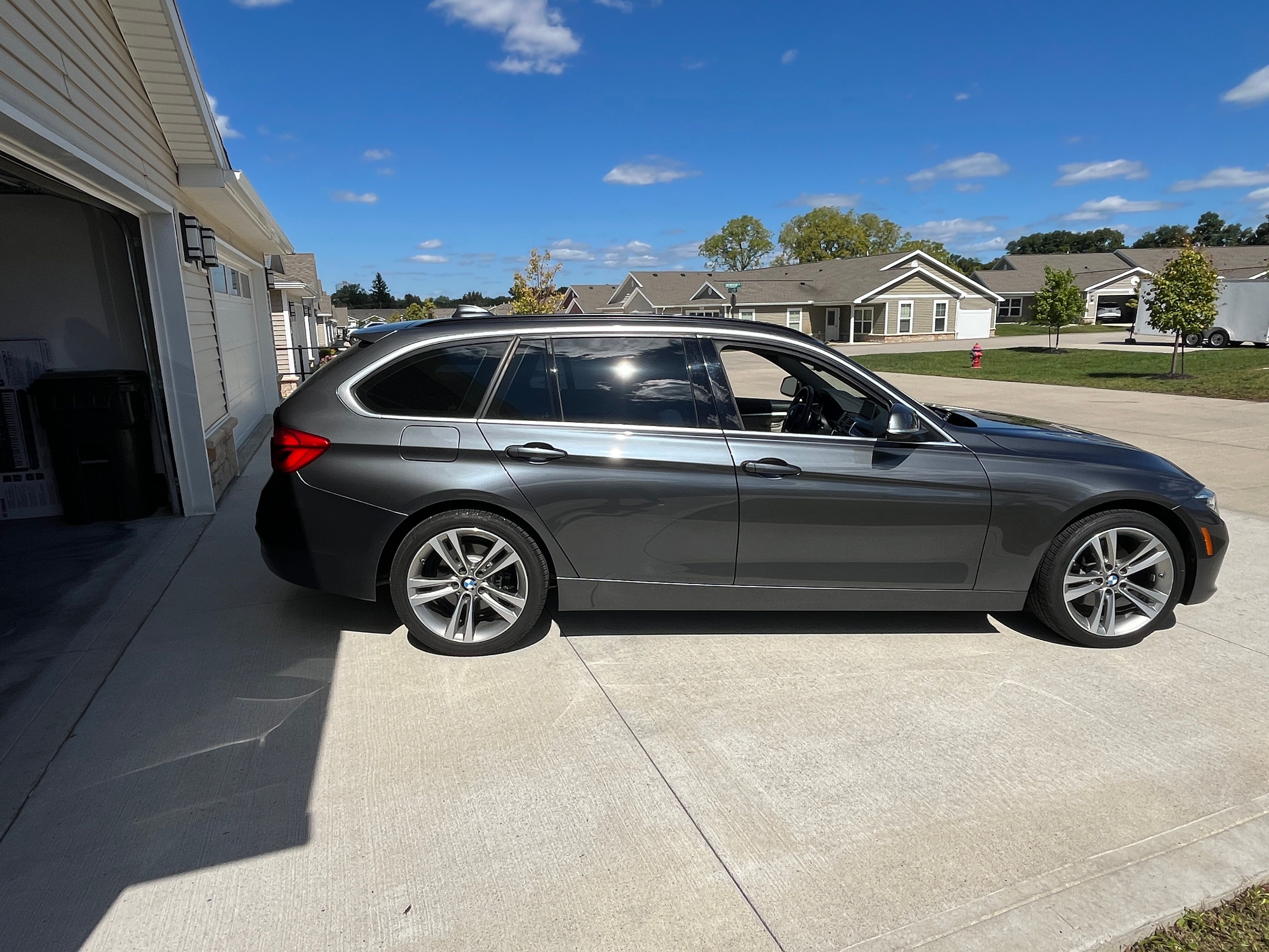 Used 2018 BMW 330i xDrive Wagon AWD/4WD image 5