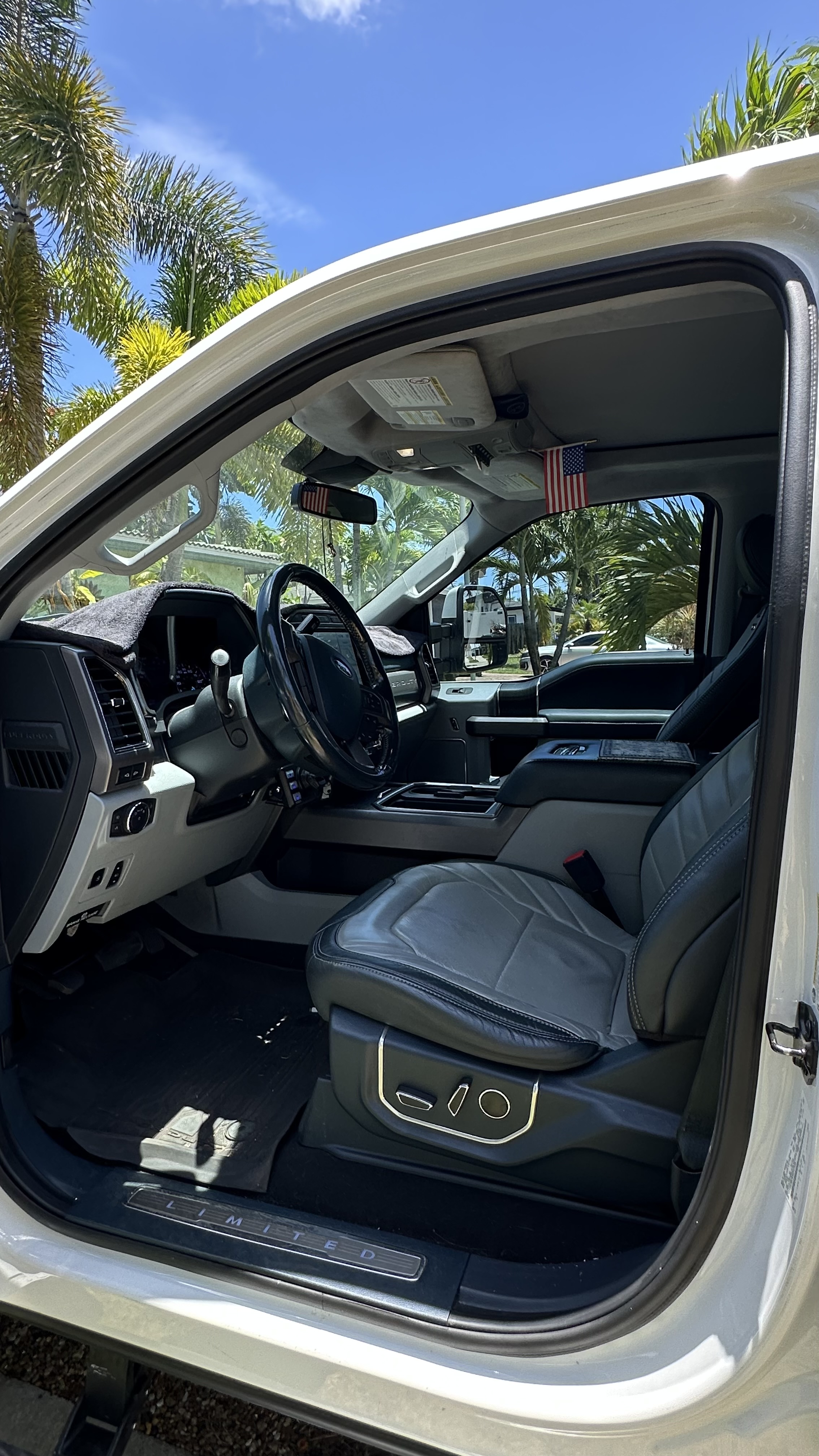 Used 2022 Ford F350 Limited AWD/4WD image 9