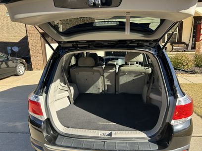 Used 2012 Toyota Highlander FWD w/ Tech Pkg