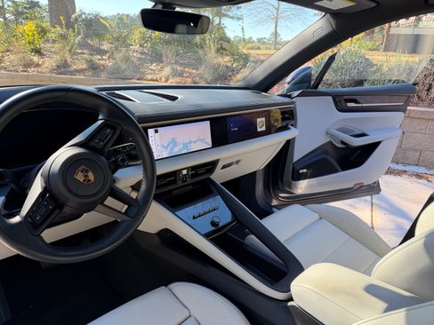 Used 2024 Porsche Macan 4 Electric image 9