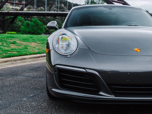 Used 2017 Porsche 911 Carrera S image 2