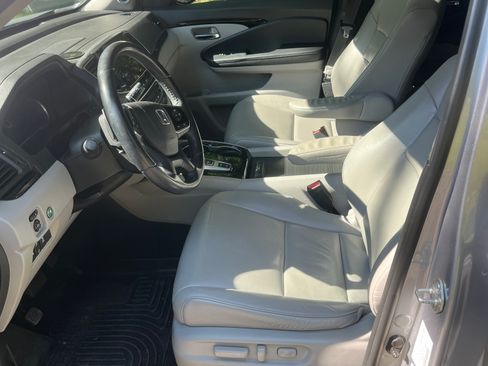 Used 2021 Honda Pilot Touring image 11