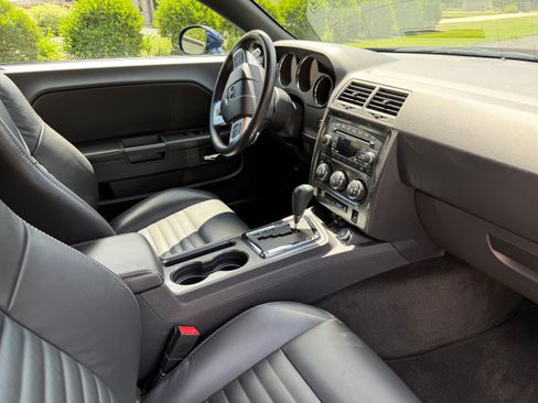 Used 2013 Dodge Challenger SXT RWD image 8