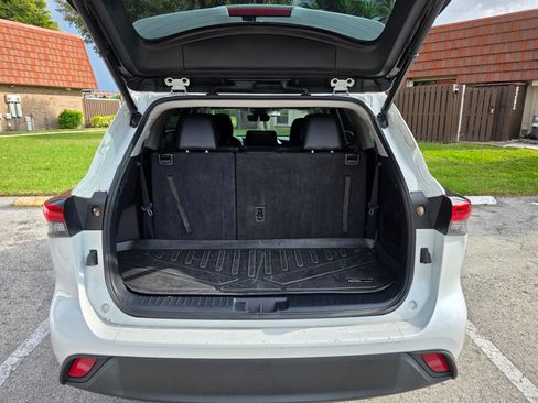 Used 2022 Toyota Highlander XLE image 14