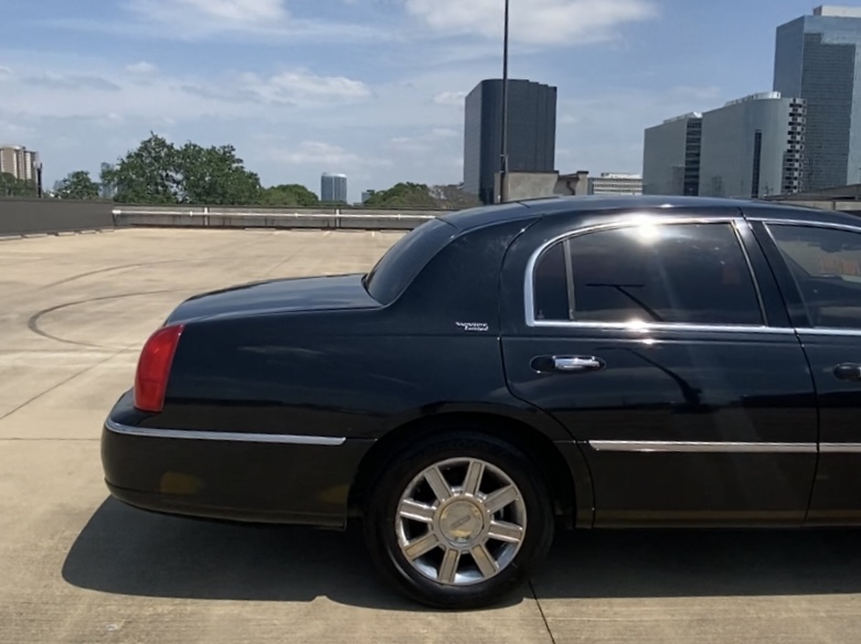 Used 2011 Lincoln Town Car Signature Limited RWD image 22