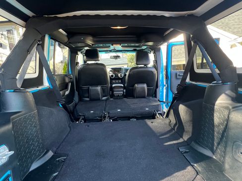 Used 2018 Jeep Wrangler Unlimited Rubicon w/ Connectivity Group image 20