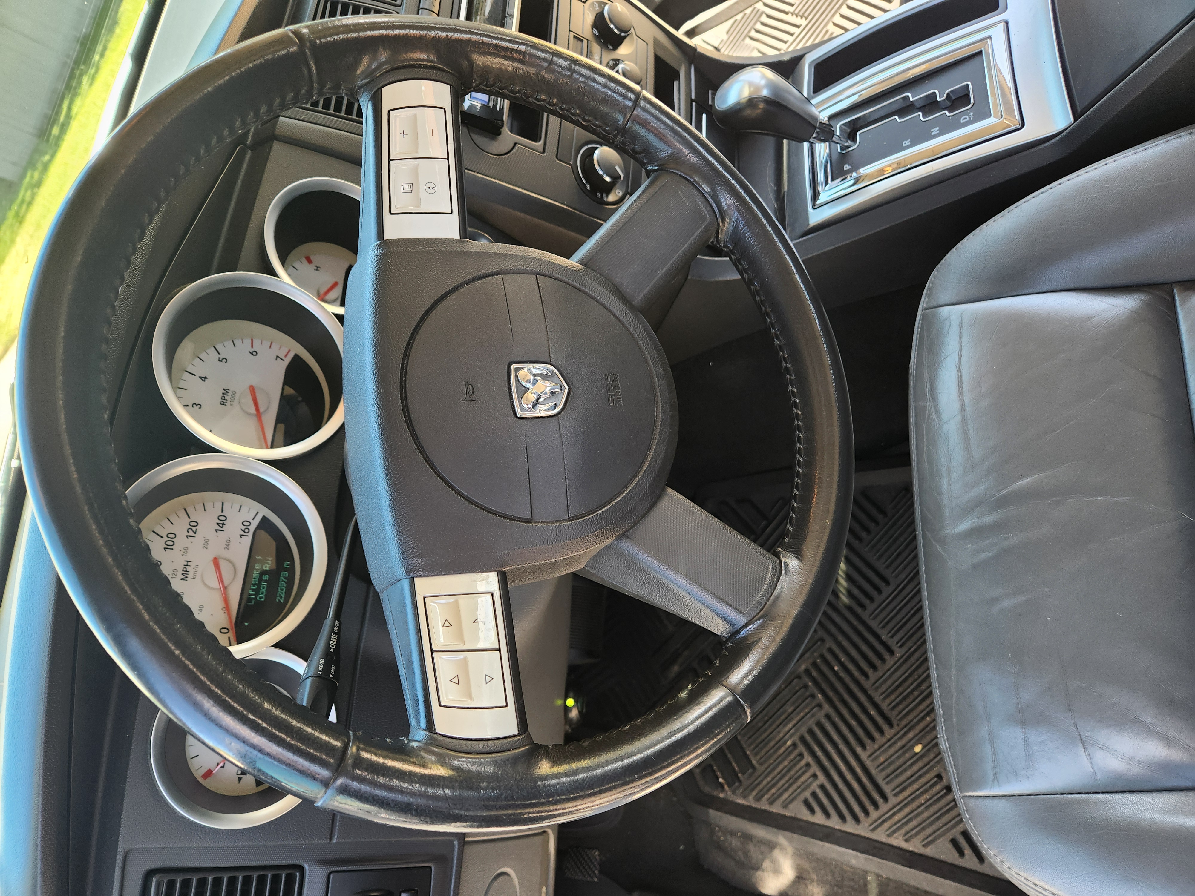 Used 2005 Dodge Magnum R/T w/ Convenience Group II RWD image 8