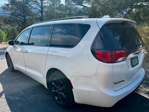 Used 2019 Chrysler Pacifica Limited w/ Advanced Safetytec Group FWD image 6