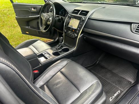 Used 2017 Toyota Camry XLE w/ Moonroof Package FWD image 12