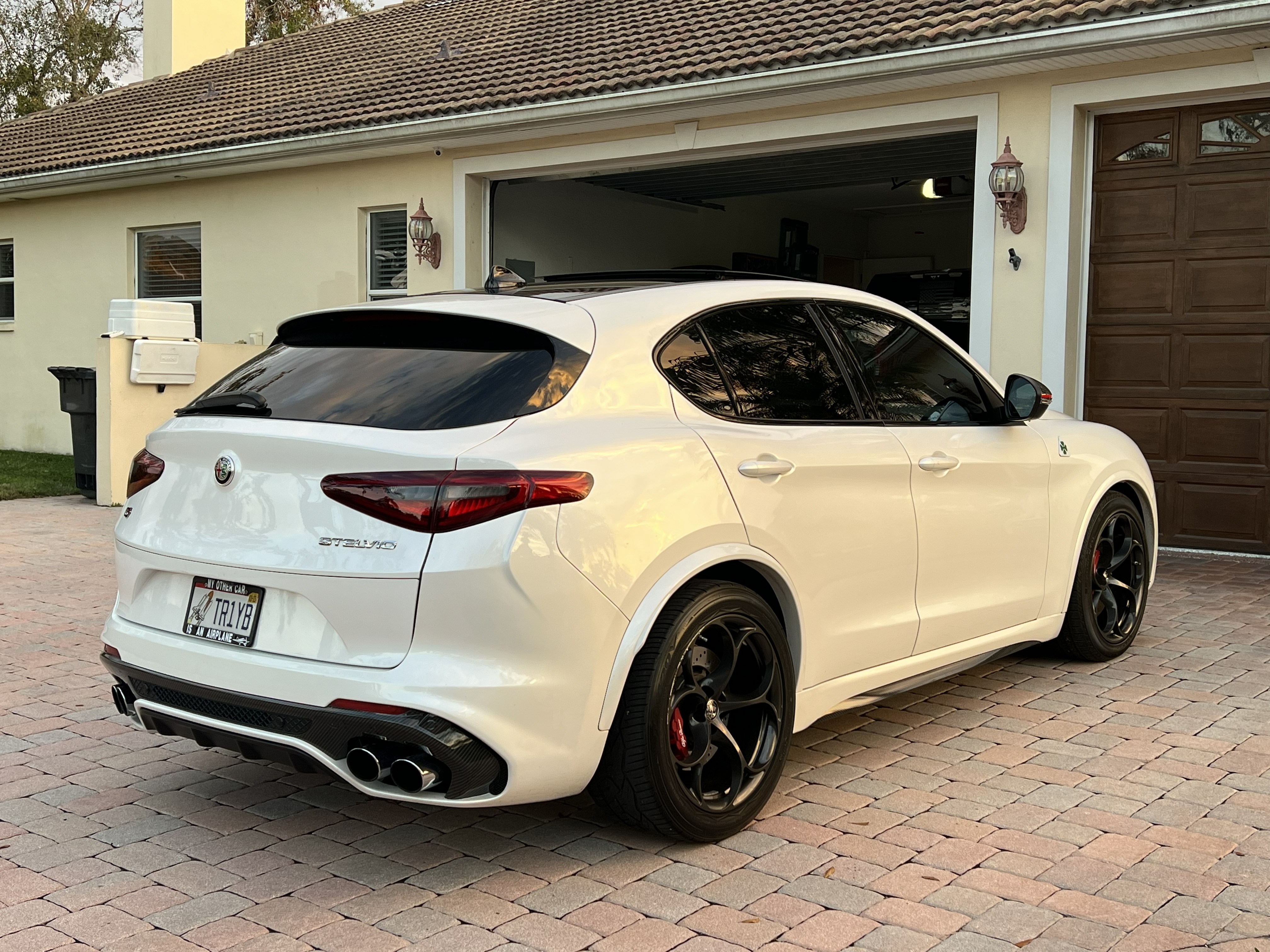 Used 2018 Alfa Romeo Stelvio Quadrifoglio w/ Driver Assist Dynamic Package AWD/4WD image 12