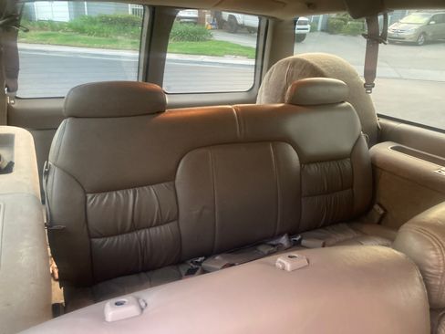 Used 1999 GMC Suburban 2WD w/ Marketing Opt Pkg 3 image 24