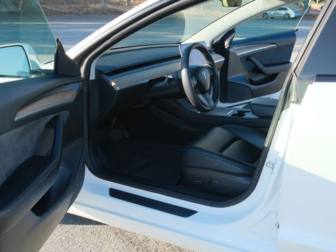 Used 2021 Tesla Model 3 Standard Range Plus RWD image 9