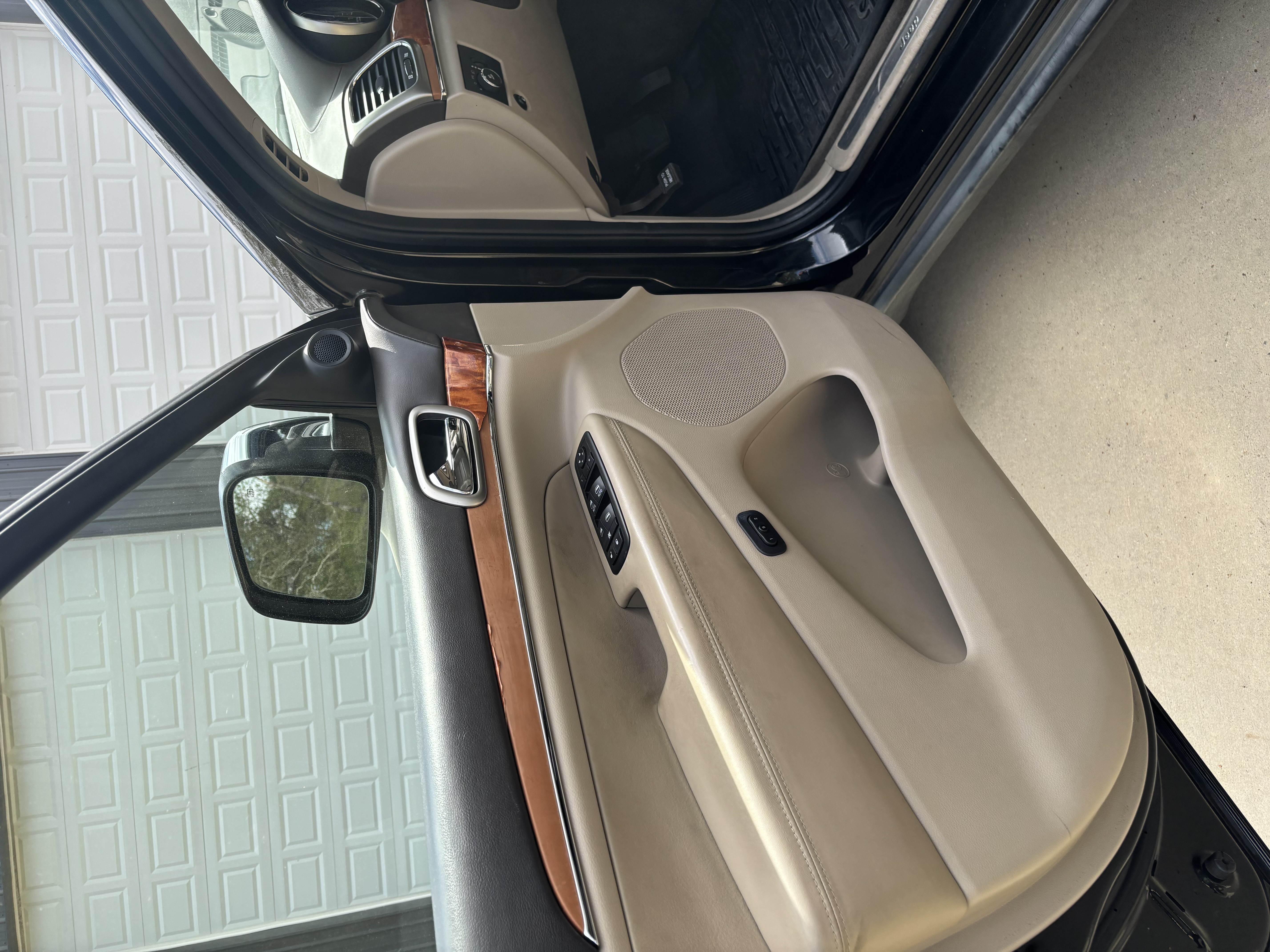 Used 2011 Jeep Grand Cherokee Overland RWD image 10